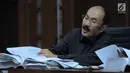 Terdakwa kasus dugaan merintangi penyidikan korupsi e-KTP, Fredrich Yunadi memeriksa berkas saat sidang lanjutan di Pengadilan Tipikor, Jakarta, Kamis (5/4). Sidang mendengarkan keterangan saksi. (Liputan6.com/Helmi Fithriansyah)