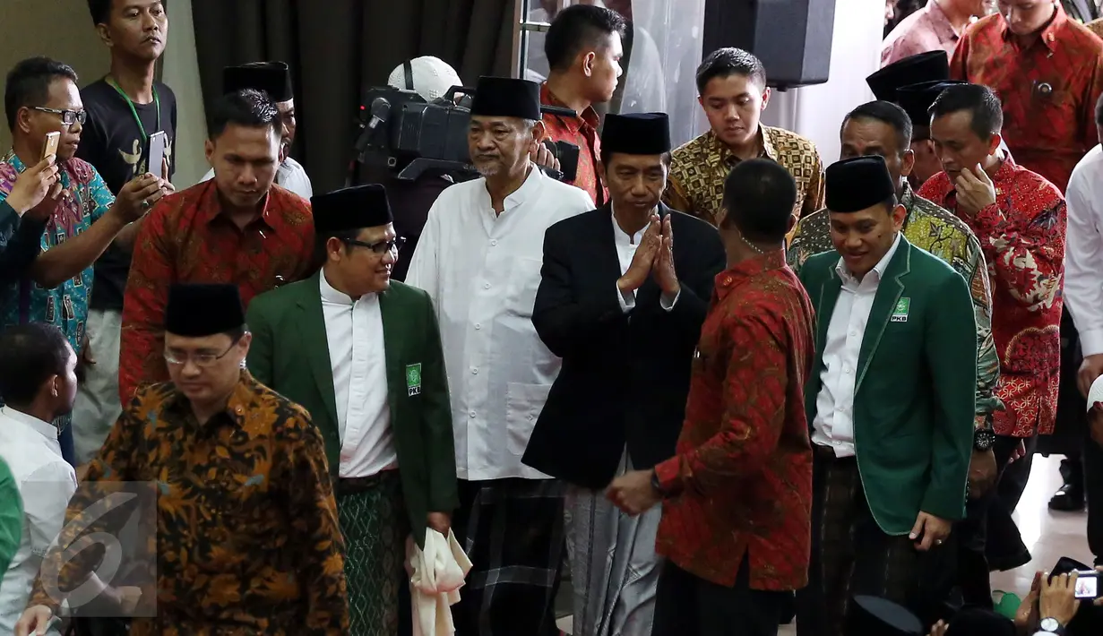 Presiden RI Joko Widodo bersama Ketua DPP Partai PKB menghadiri acara Silaturahim Ulama Rakyat di Ancol, Jakarta, Sabtu (12/11). Acara tersebut di hadiri 10.000 umat muslim untuk berdoa bagi keselamatan Bangsa Indonesia. (Liputan6.com/Johan Tallo)
