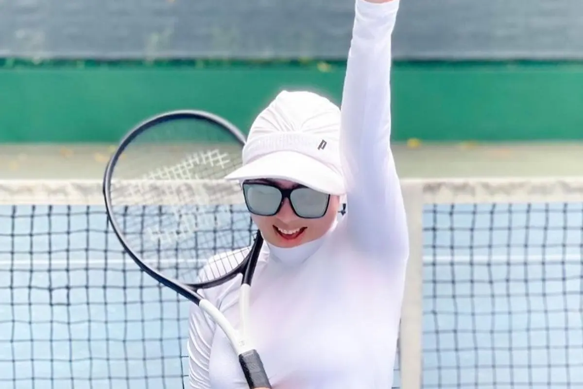 Potret Syahrini saat main tenis, penampilan tetap stylish