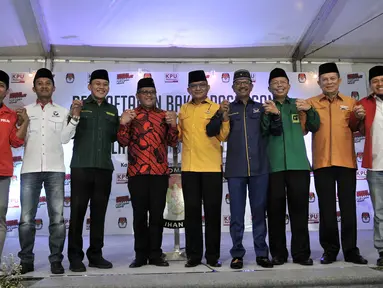 Sembilan sekjen partai politik pendukung Jokowi foto bersama usai bertemu dengan ketua dan komisioner KPU, Jakarta, Selasa (7/8). Kedatangan 9 sekjen tersebut untuk berkonsultasi terkait pendaftaran Capres dan Wapres. (Merdeka.com/Iqbal S. Nugroho)