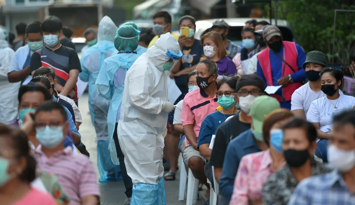 Antrean orang-orang untuk tes COVID-19 di Provinsi Samut Sakhon, Thailand, pada 22 Desember 2020. Jumlah kasus COVID-19 di Thailand terus meningkat pada Selasa (22/12), yang sebagian besar terkait dengan pasar makanan laut di Provinsi Samut Sakhon di dekat ibu kota Bangkok. (Xinhua/Rachen Sageamsak)