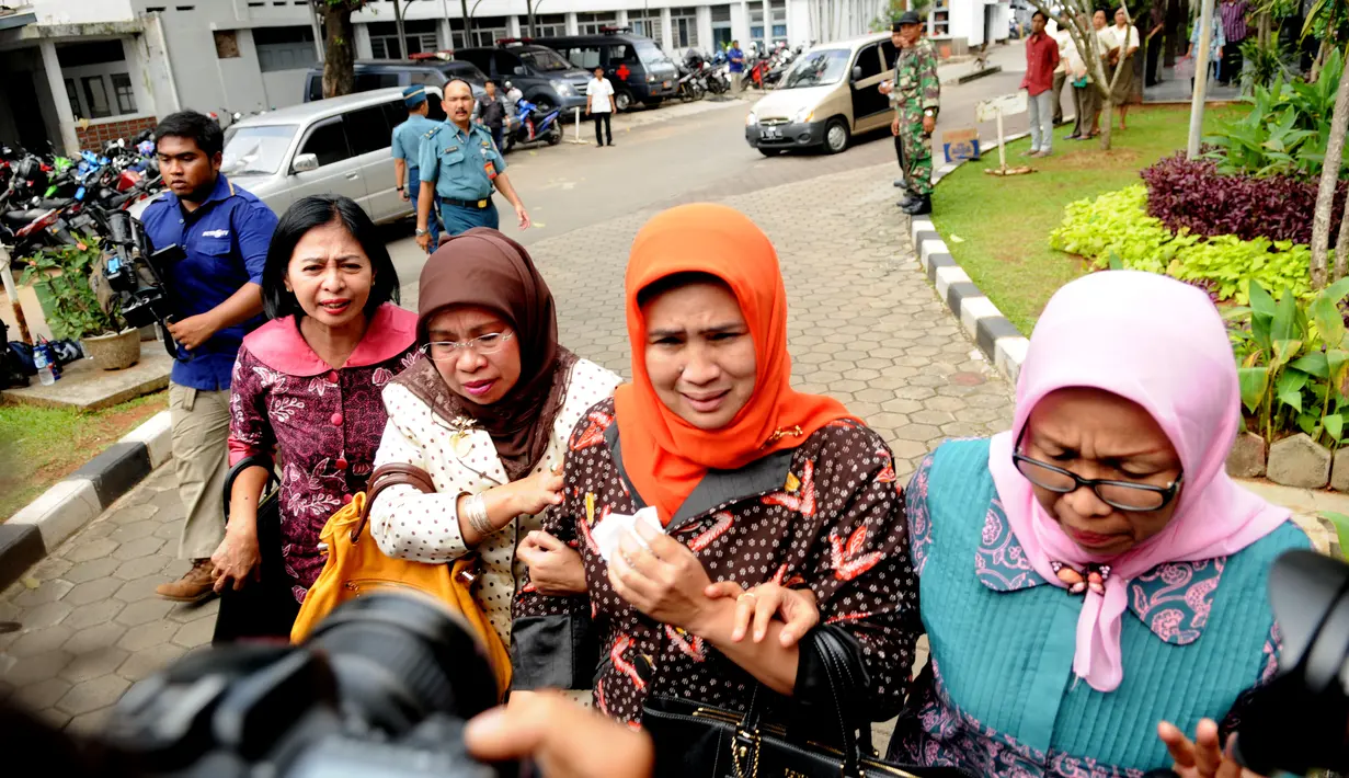 Raut wajah duka dan cemas tergambar dari beberapa keluarga korban yang datang ke RS TNI AL Mintohardjo pada Rabu 5 Maret 2014 (Liputan6.com/Helmi Fihriansyah).