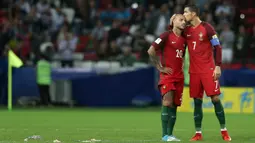 Bintang Portugal, Cristiano Ronaldo, mencoba menghibur Ricardo Quaresma usai negaranya tersingkir dari semifinal Piala Konfederasi di Kazan Arena, Kazan, Rabu (28/6/2017). Portugal kalah adu penalti 0-3 dari Cile. (EPA/Mario Cruz)