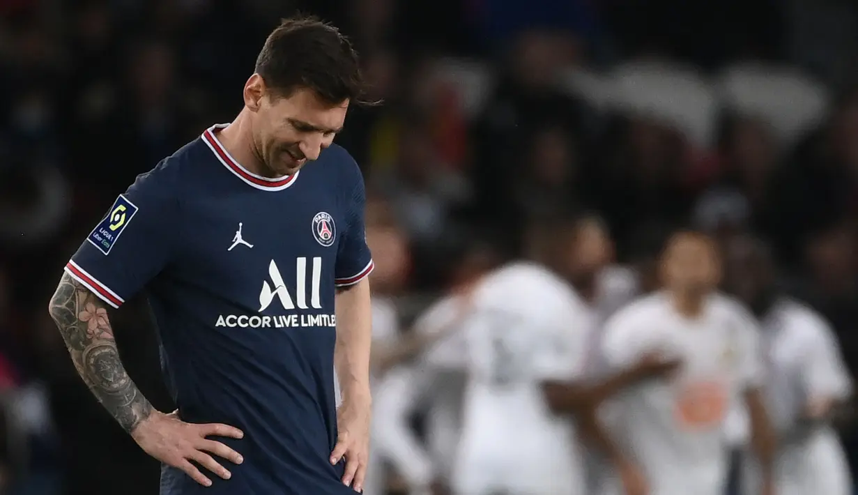 Mimpi buruk PSG datang pada menit ke-31. Lille berhasil mencetak gol terlebih dahulu lewat Jonathan David dan bertahan hingga turun minum. Selain itu, sang bintang Lionel Messi juga terpaksa diganti akibat masalah ototnya pada paruh waktu pertandingan. (AFP/Franck Fife)