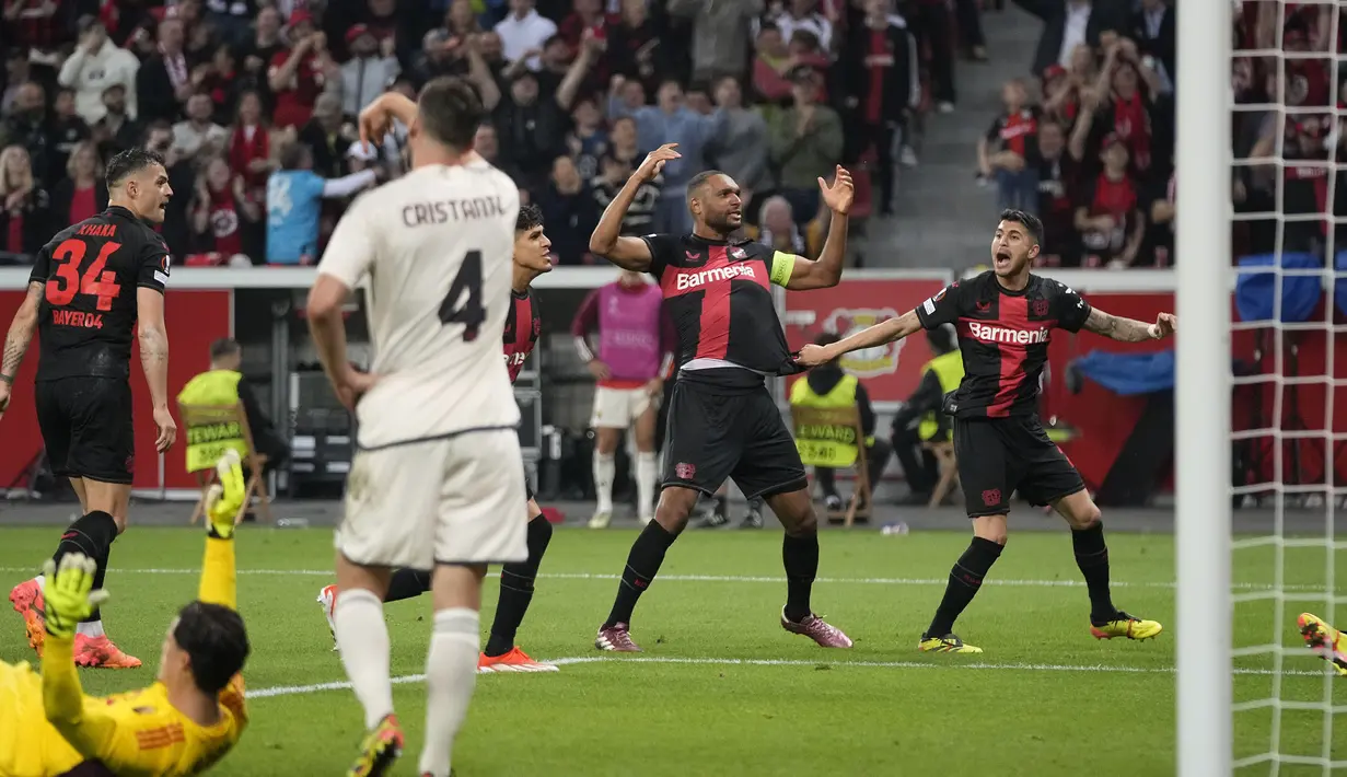 Selebrasi para pemain Bayer Leverkusen merayakan gol pertama ke gawang AS Roma lewat gol bunuh diri Gianluca Mancini pada laga leg kedua semifinal Liga Europa 2023/2024 di BayArena, Leverkusen, Kamis (9/5/2024). (AP Photo/Matthias Schrader)