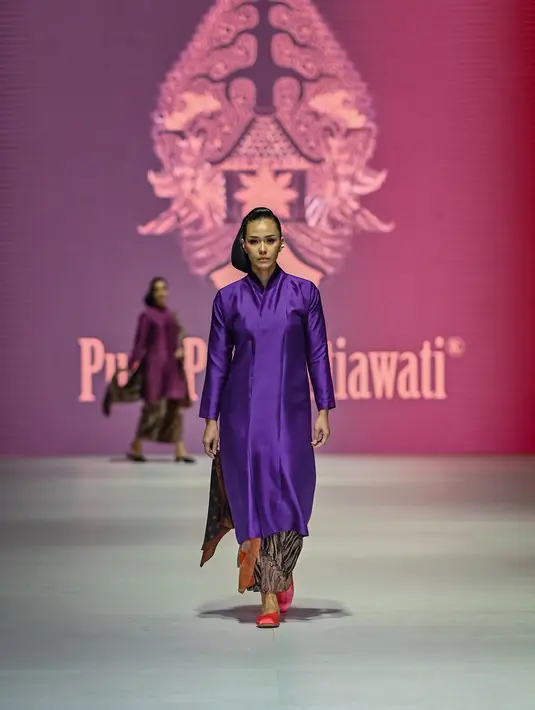 <p>Putri Pare Setiawati menjadi salah satu perancang yang turut menghadirkan koleksi batiknya di atas panggung JFW 2024, tepatnya di runway 'Kebaya Nusantara,' pada Kamis (26/10/2023). [Foto: Document/JFW]</p>