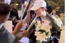 Kejutan Seru! Agnez Mo Sambut Penggemar Setibanya di Tanah Air