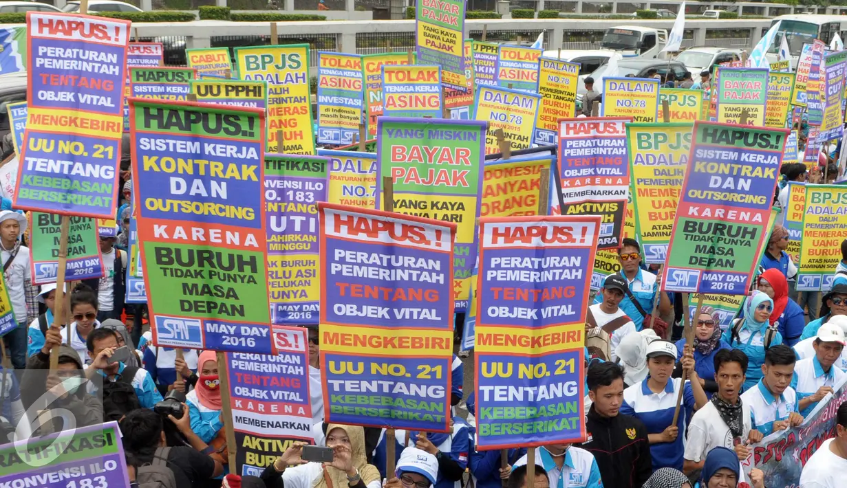 Buruh memadati halaman gedung DPR saat memperingati May Day 2016, Jakarta, Minggu (1/5). Massa yang tergabung dalam Serikat Pekerja Nasional (SPN) ini membawa 12 tuntutan diantaranya hapuskan BPJS. (Liputan6.com/Helmi Afandi)