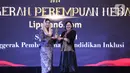 Ketua Tim Penggerak PKK Kabupaten Trenggalek, Novita Hardini, SE., ME. saat menerima Anugerah Perempuan Hebat Liputan6.com Kategori Spesialis Award Penggerak Pembangunan Pendidikan Inklusi dalam cara Cita dan Cipta 2024 yang diadakan Liputan6.com x Fimela di Hotel Shangri-La Jakarta, Rabu (31/7/2024) malam. (Liputan6.com/Angga Yuniar)