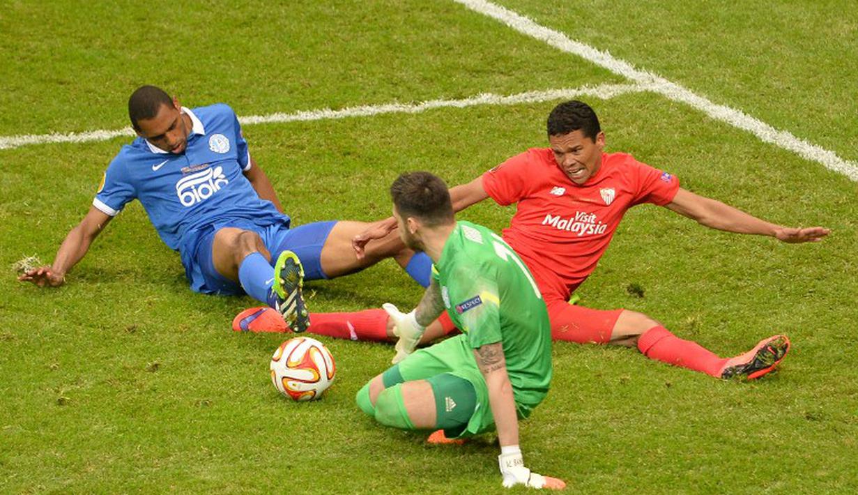 Kemelut di depan gawang Dnipro. (AFP PHOTO/JANEK SKARZYNSKI)