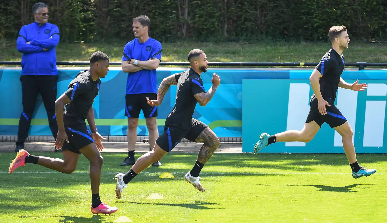 (Dari kiri) Pemain timnas Belanda, Denzel Dumfries, Memphis Depay dan Joel Veltman ambil bagian dalam sesi latihan di Zeist, Rabu (16/6/2021). Belanda akan berhadapan dengan Austria di matchday ke-2 Grup C Euro 2020 pada Jumat, 18 Juni 2021 dinihari. (JOHN THYS / AFP)