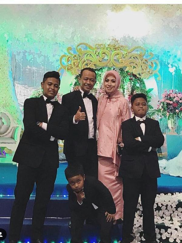 Bahlil Lahadalia bersama istri dan ketiga anaknya (Dok.Instagram/@bahlillahadalia/https://www.instagram.com/p/Ba4EOMslcFn/Komarudin)
