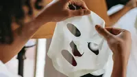 Ilustrasi jenis masker sheet mask yang banyak digemari. Credits: pexels.com by Sora Shimazaki