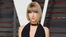 Penyanyi Taylor Swift saat berpose di  pesta Piala Oscar 2016, Beverly Hills, California, Minggu (28/2). (REUTERS / Danny Moloshok)