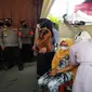 Bupati Cirebon Imron didampingi Kapolresta Cirebon Kombes Pol Arief Budiman saat meninjau vaksinasi massal. Foto (Istimewa)