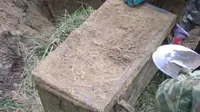 Seorang pria yang sedang menggali tangki septik menemukan peti berisi barang peninggalan Nazi Jerman. Apa isinya?