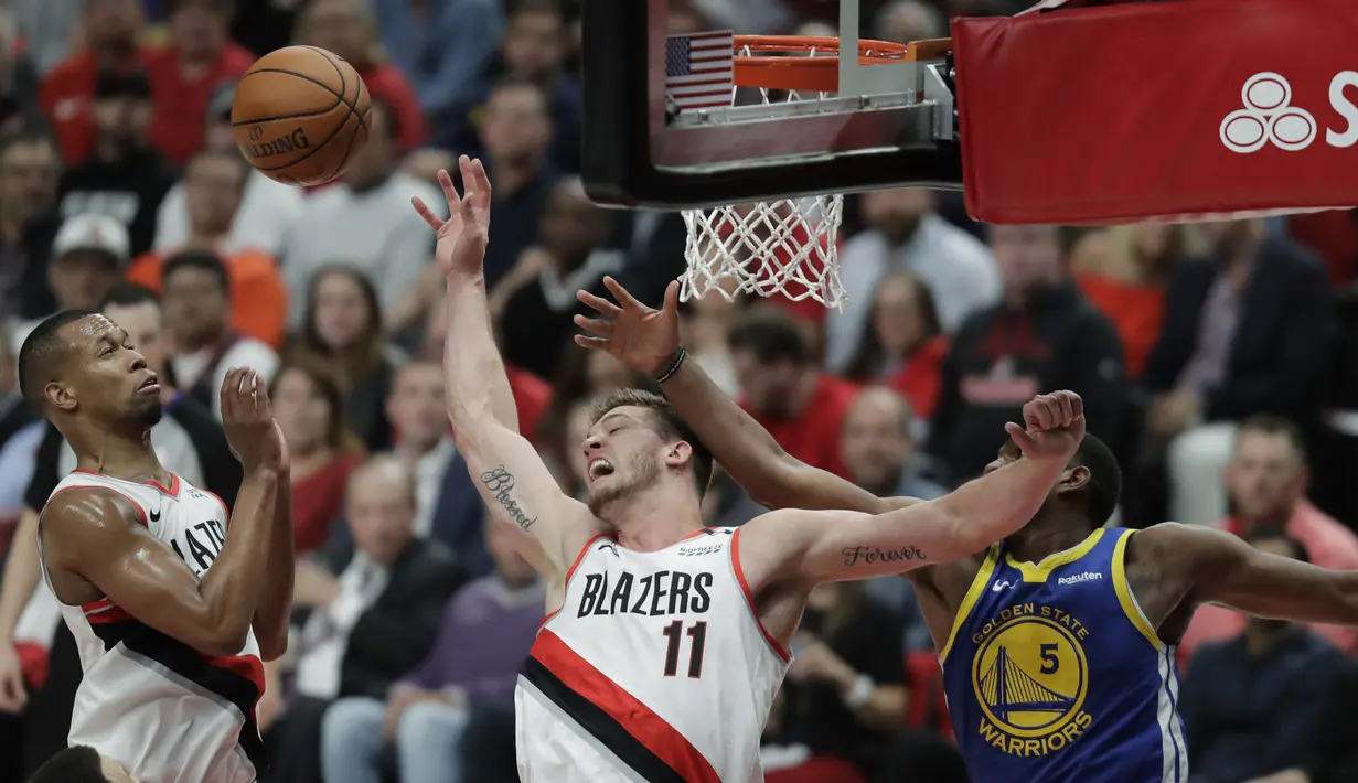 Pebasket Portland Trail Blazers, Meyers Leonard, berebut bola dengan pebasket Golden State Warriors, Kevon Looney, pada laga NBA 2019 di Moda Center, Senin, (20/5). Warriors menang 119-117 atas Blazers. (AP/Ted S. Warren)