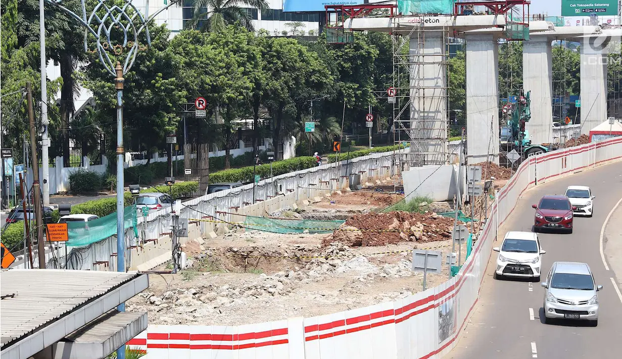 Kendaraan melintas di samping proyek LRT yang sepi aktivitas di Jalan HR Rasuna Said, Jakarta, Selasa (1/5). Peringatan Hari Buruh membuat sejumlah proyek meliburkan para pekerjanya. (Liputan6.com/Immanuel Antonius)