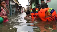 Suasana Warga dan anak-anak RW 13 Tambak Lorok Semarang terendam air rob,(Foto :titoisnau)