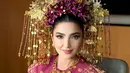 Dengan makeup modern, Ashanty terlihat lebih segar, relevan, dan tetap menghormati nilai budaya. [@ashanty_ash]