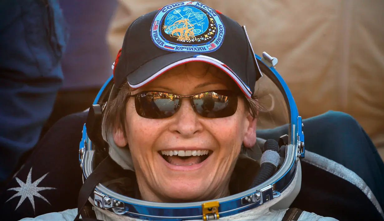 Senyum astronaut AS, Peggy Annette Whitson setelah berhasil mendarat di daerah terpencil di luar kota Dzhezkazgan, Kazakhstan, Minggu (3/9). Whitson kembali ke bumi setelah melakukan misi selama 665 hari di ISS. (Sergei Ilnitsky/Pool via AP)