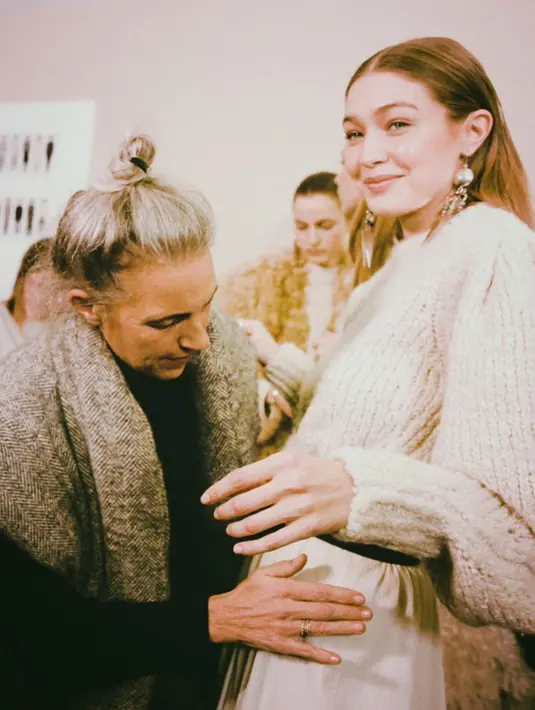 Lahirnya anak Zayn Malik dan Gigi Hadid nampaknya menjadi kabar bahagia untuk masyarakat di dunia maya juga. Tak jarang yang menyebutkan bahwa keponakan online mereka sudah lahir ke dunia ini. (Instagram/gigihadid)