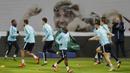 Para pemain Prancis berlari-lari ringan jelang ujicoba melawan Inggris di Stadion Wembley, Inggris, Senin (16/11/2015). (Action Images via Reuters/Henry Browne)