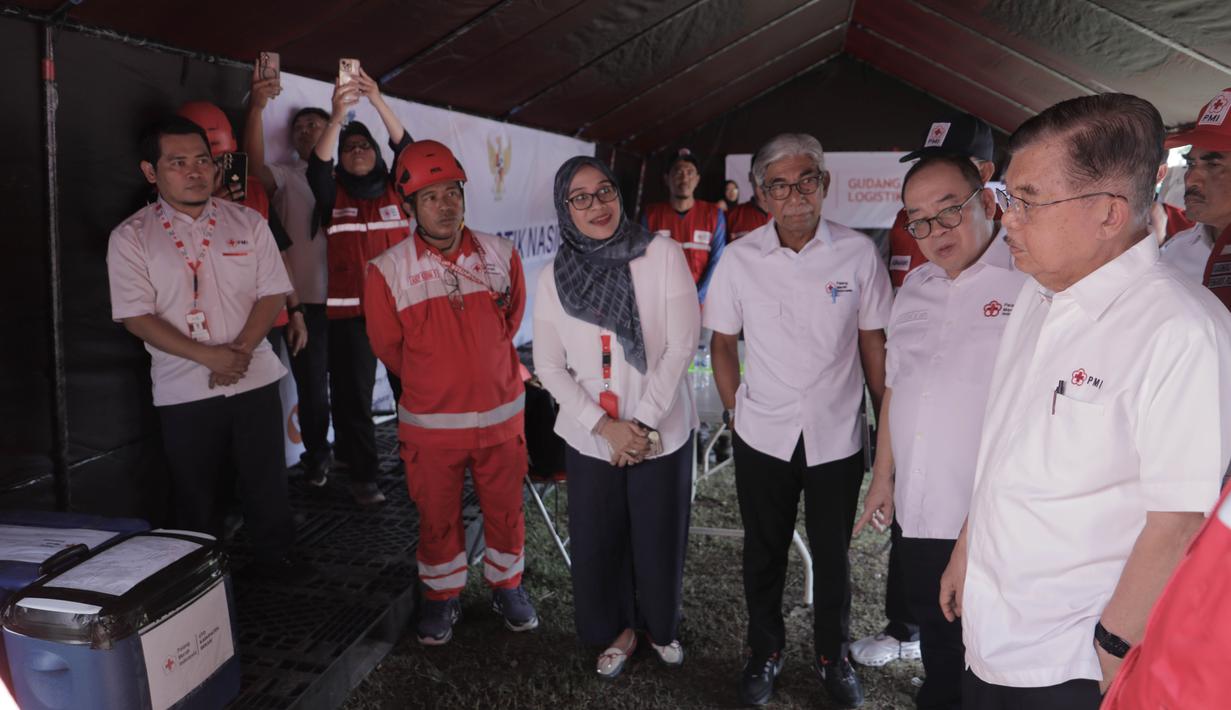 JK juga mengimbau agar bantuan tidak hanya fokus pada tahap tanggap darurat, tetapi juga memperhatikan kebutuhan pascabencana. Tampak dalam foto, Ketua Palang Merah Indonesia (PMI), Jusuf Kalla saat meninjau gudang logistik PMI di Pangkalan Udara (Lanud) Halim Perdanakusuma, Jakarta, Senin (1/12/2025). (ADE/Staff Media JK)