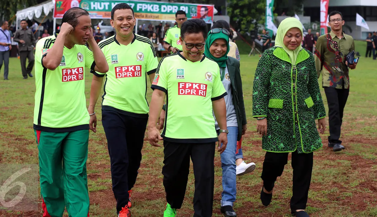 Ketua Umum PKB Muhaimin Iskandar (tengah) berjalan bersama ketua Fraksi DPR RI Ida Fauziyah (kanan) dalam acara HUT ke-17 Fraksi PKB di Kompleks Parlemen, Senayan, Jakarta, Kamis (6/10). (Liputan6.com/JohanTallo)