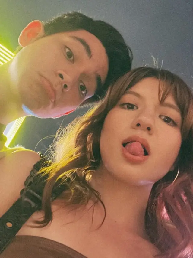7 Potret Seru Cassandra Lee dan Ryuken Lie Nonton Konser Bareng, Tampil Mesra