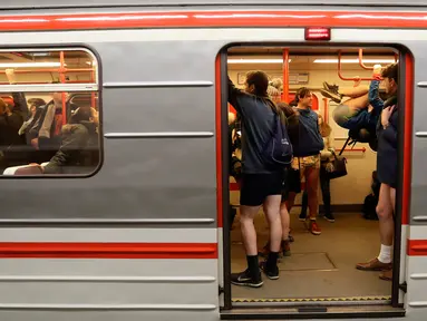 Penumpang menaiki kereta tanpa mengenakan celana pada No Pants Subway Ride di Praha, Republik Ceko, Minggu (7/1). Hari Tanpa Celana di Kereta adalah acara tahunan yang digelar di sejumlah negara, mulai dari Israel, Meksiko hingga AS. (AP/Petr David Josek)