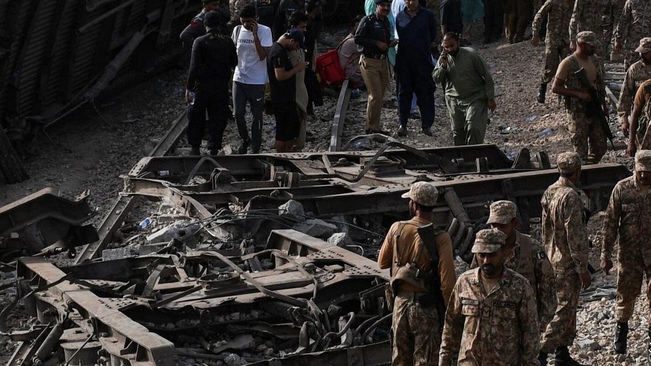 FOTO: Mengenaskan, Kereta Maut Pakistan Tewaskan 30 Penumpang dan Puluhan Luka-Luka Setelah 10 Gerbong Tergelincir