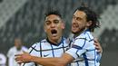 Pemain Inter Milan, Matteo darmian dan Lautaro Martinez, melakukan selebrasi usai mencetak gol ke gawang Borussia Moenchengladbach pada laga Liga Champions di Stadion Borussia Park, Rabu (2/12/2020). Inter Milan menang dengan skor 3-2. (AFP/ Ina Fassbender)