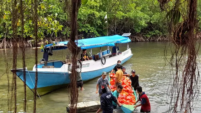 Penyaluran bantuan dari Army Indonesia. (dok: BTS ARMY INA PROJECT)
