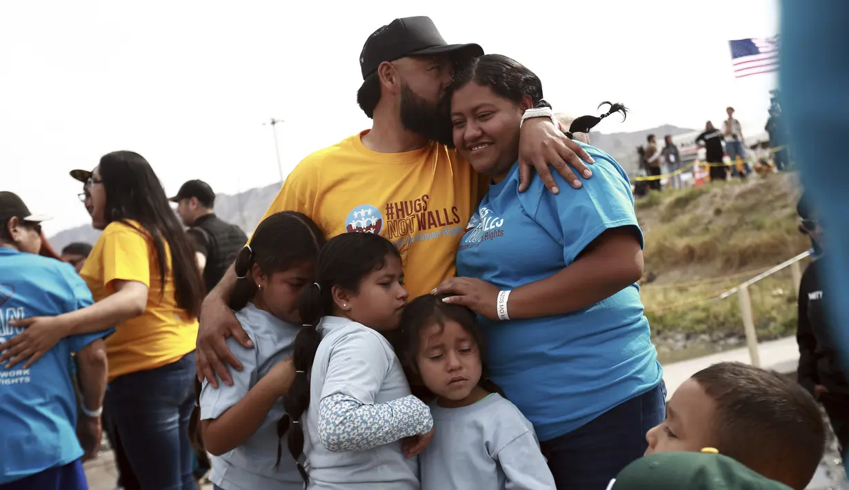 Dua kali dalam setahun, ratusan keluarga berkesempatan bertemu dengan kerabat yang telah lama hilang dalam waktu yang sangat singkat. (AP Photo/Christian Chavez)