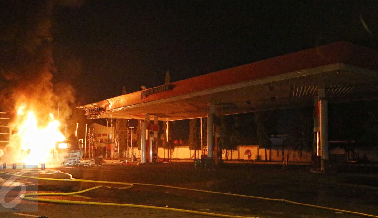 Sebuah truk tangki Pertamina terbakar ketika sedang bongkar muat di SPBU depan Asrama Haji, Jakarta, Jumat (18/12) dini hari. Peristiwa yang menghanguskan bangunan SPBU itu belum dapat diketahui penyebabnya. (Liputan6.com/Herman Zakharia)