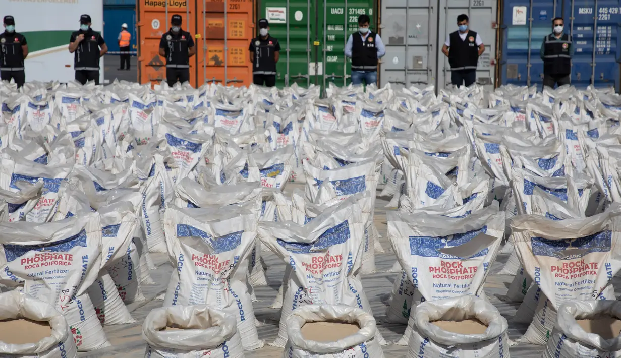 Kokain dalam jumlah besar yang disembunyikan di dalam pupuk diperlihatkan di Pelabuhan Ambarli di Istanbul, Turki, pada 6 Oktober 2020. Polisi Turki menyita 228 kilogram kokain di sebuah pelabuhan yang berada di kota terpadat di Turki, Istanbul, dan menahan sembilan tersangka. (Xinhua/Osman Orsal)