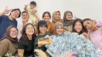 Momen tersebut juga menepis isu menyebut semena-mena dengan karyawannya. Selain itu juga sempat viral Fuji telat membayar gaji karyawan. "Mana yang bilang karyawan nya uti ga ada yang betah, klw kerja nya selalu bener &amp; ikhlas pake hati bakal di muliakan sama boss nya," tulis repay0792. [Instagram/fuji_an]