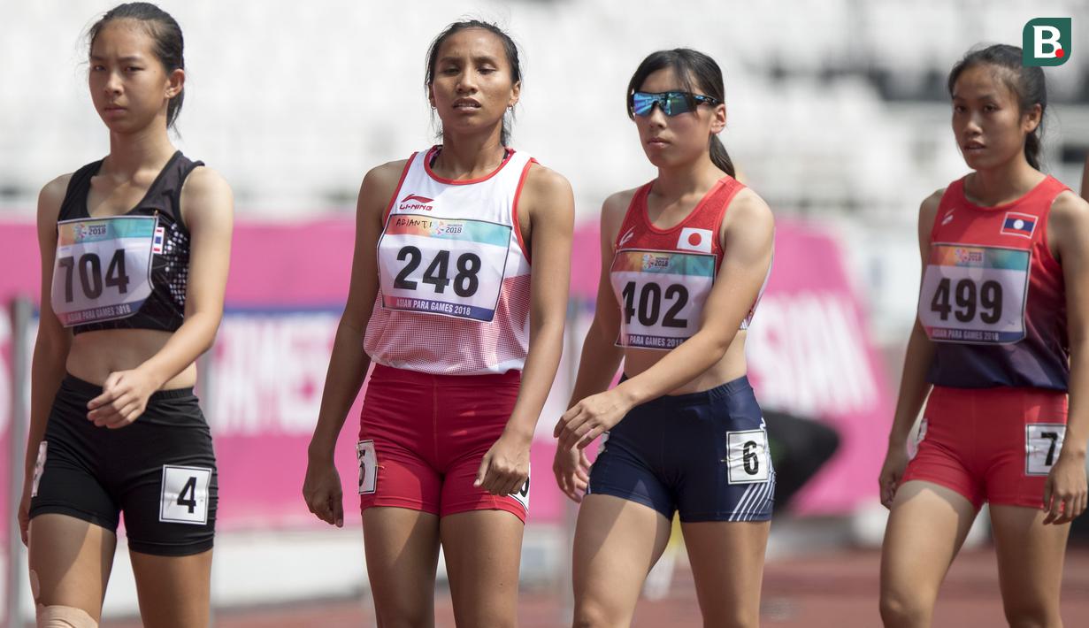 Putri Ni Made Arianti pelari Indonesia berhasil meraih medali perak di cabang para atletik nomor lari 400 meter T13 pada Asian Para Games 2018, di Stadion Utama Gelora Bung Karno Jakarta, Kamis(11/10/2018).  (Bola.com/Peksi Cahyo)