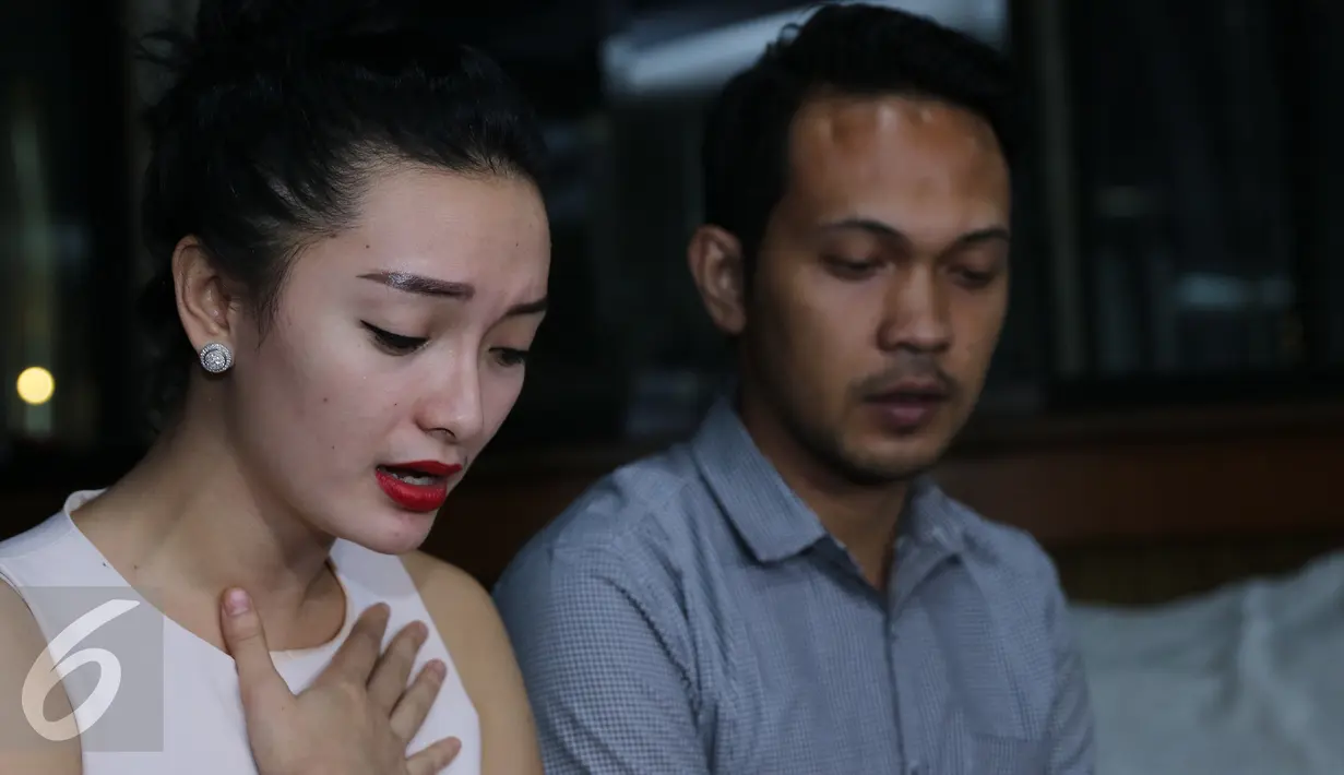 Penyanyi dangdut, Zaskia Gotik menggelar jumpa pers terkait penghinaan lambang negara di kantor Nagaswara, Jakarta, Selasa (22/3). Zaskia mengaku tak hafal Pancasila dan tak berniat melecehkan lambang negara. (Liputan6.com/Herman Zakharia)