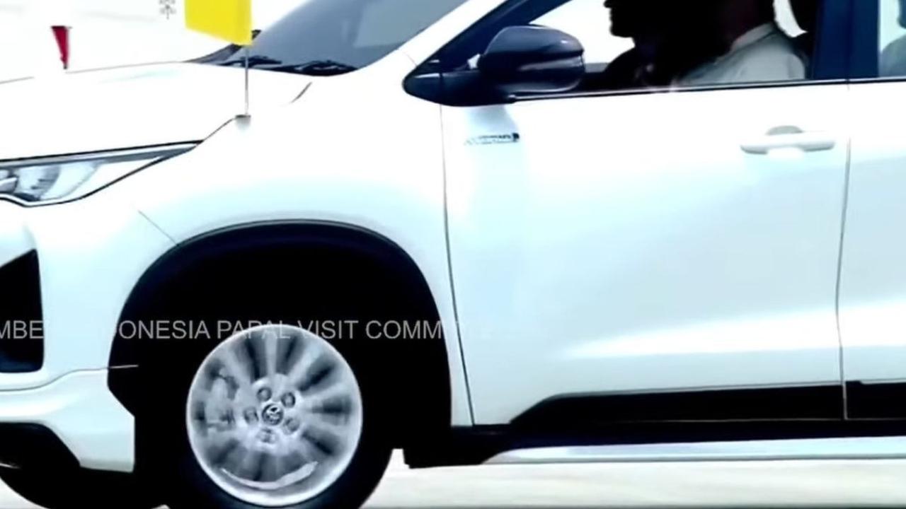 Pemimpin Gereja Katolik Dunia, Paus Fransiskus menaiki mobil Innova Zenix berpelat SCV 1 saat tiba di Bandara Soekarno-Hatta, Tangerang, pada Selasa (3/9/2024). Paus Fransiskus akhirnya tiba di Indonesia,&nbsp; negara pertama yang menjadi tujuannya dalam 