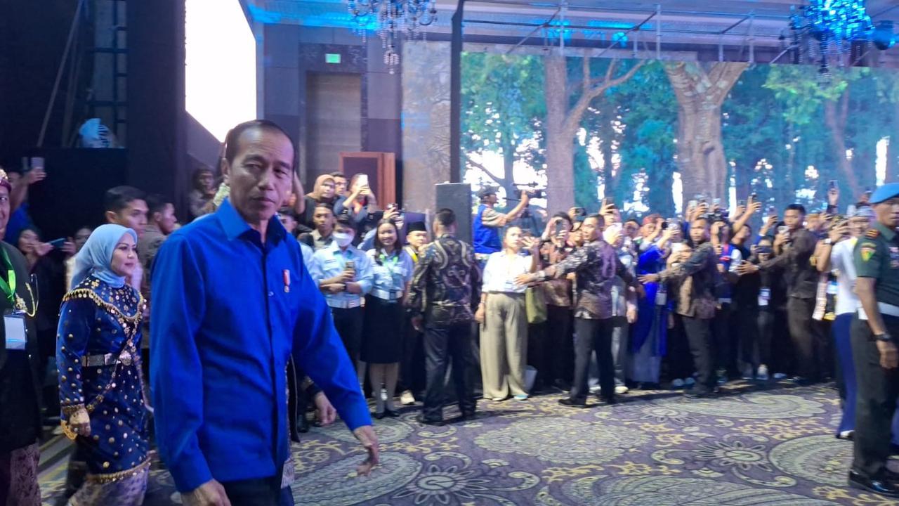 Jokowi Kagum Lihat Iklan PAN di Times Square: Pak Zulkifli Hasan Pakai Baju Biru Ganteng Sekali