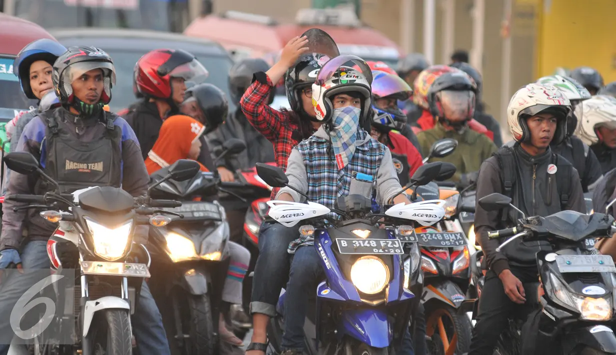 Sejumlah pemudik melewati jalur Bekasi Timur, saat arus balik H+4 lebaran, , Selasa (21/7/2015). Pemudik sepeda motor mulai memenuhi ruas jalan secara bergelombang, seiring dengan berakhirnya cuti bersama. (Liputan6.com/Herman Zakharia)