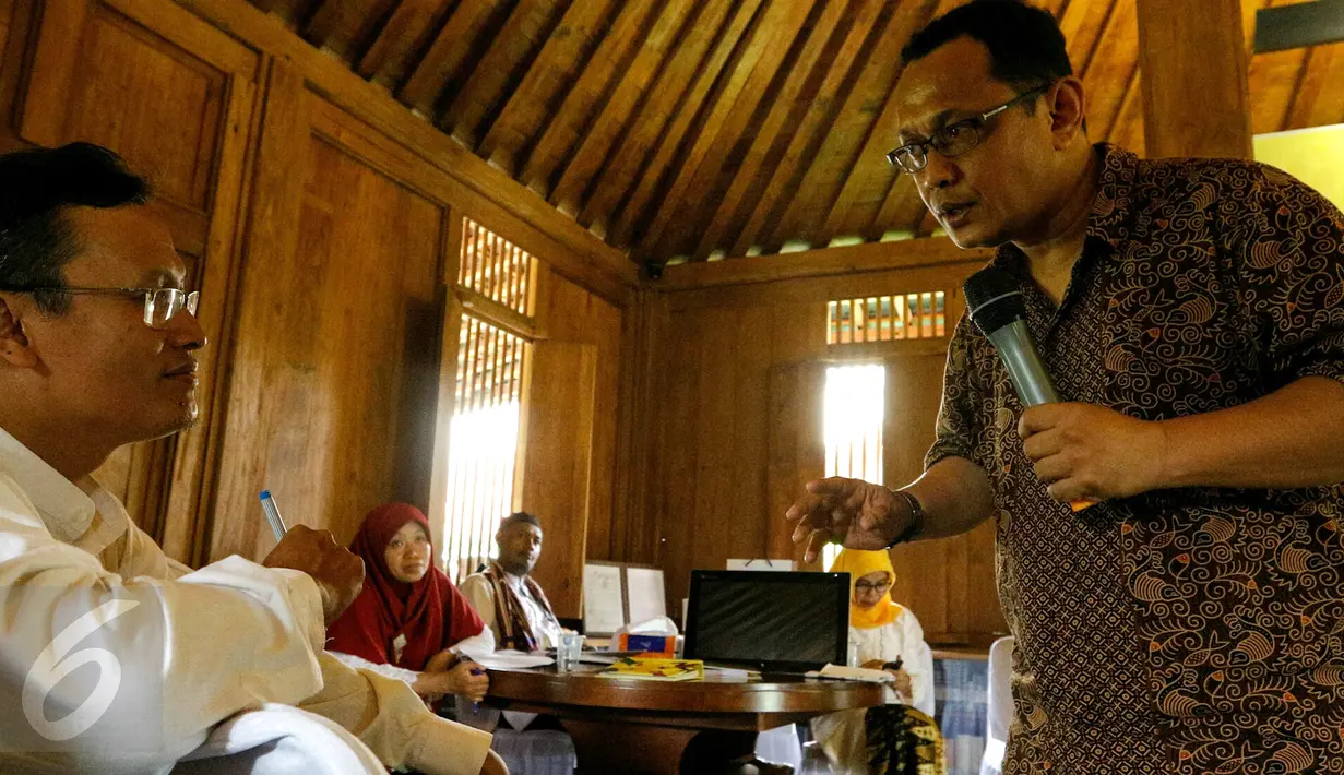 Penggiat peran Ayah, Irwan Rinaldi memberikan seminar singkat kepada para ayah saat peluncuran materi pengayaan orangtua dan guru PAUD di Lebak Bulus, Jakarta, Kamis (12/11/2015). (Liputan6.com/Yoppy Renato)