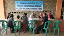 Orang tua saat mendaftarkan anaknya posko SDN Marunda 02 PG di Rusun Marunda Cluster A Blok A11, Jakarta, Senin (22/2). Warga kalijodo kecamatan Penjaringan mendapatkan jatah Rusun Marunda dengan Fasilitas 3 bulan gratis. (Liputan6.com/Gempur M Surya)