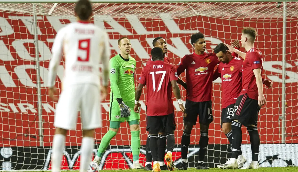 Para pemain Manchester United merayakan gol yang dicetak oleh Marcus Rashford ke gawang RB Leipzig pada laga Liga Champions di Stadion Old Trafford, Kamis (29/10/2020). MU menang dengan skor 5-0. (AP/Dave Thompson)