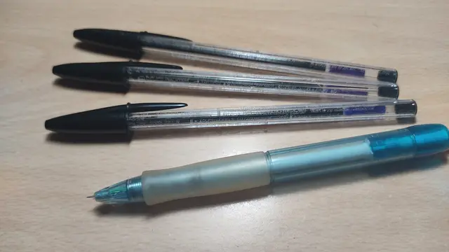 Tiga pulpen berisi contekan dan satu pensil mekanik yang sudah dimodifikasi untuk membuat contekan. (Gonzo/Twitter)