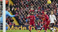 Reaksi pemain Liverpool, Mohamed Salah (tengah) atas percobaan gol Darwin Nunez ke gawang Manchester United pada laga pekan ke-26 Liga Inggris 2022/2023 yang berlangsung di Anfield, Liverpool, Senin (06/03/2023) WIB. (AP Photo/Jon Super)