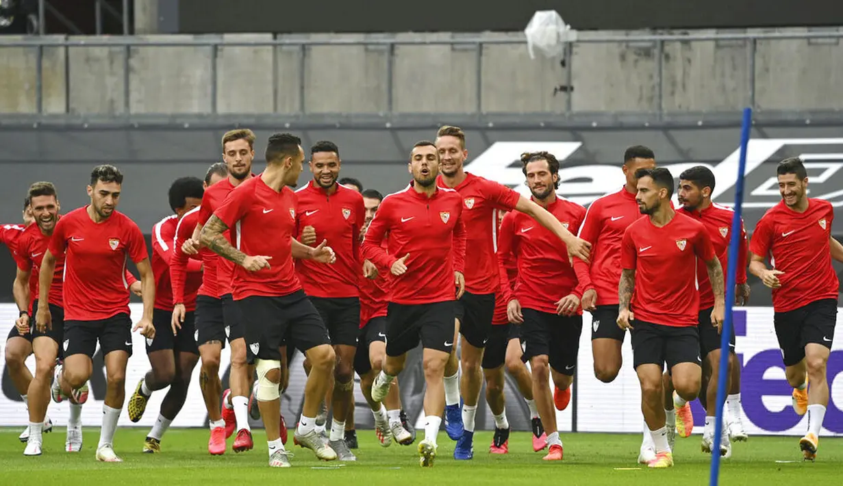 Para pemain Sevilla melakukan latihan jelang laga semifinal Liga Europa di Cologne, Jerman, Sabtu (15/8/2020). Sevilla akan berhadapan dengan Manchester United. (Ina Fassbender, AP via Pool)