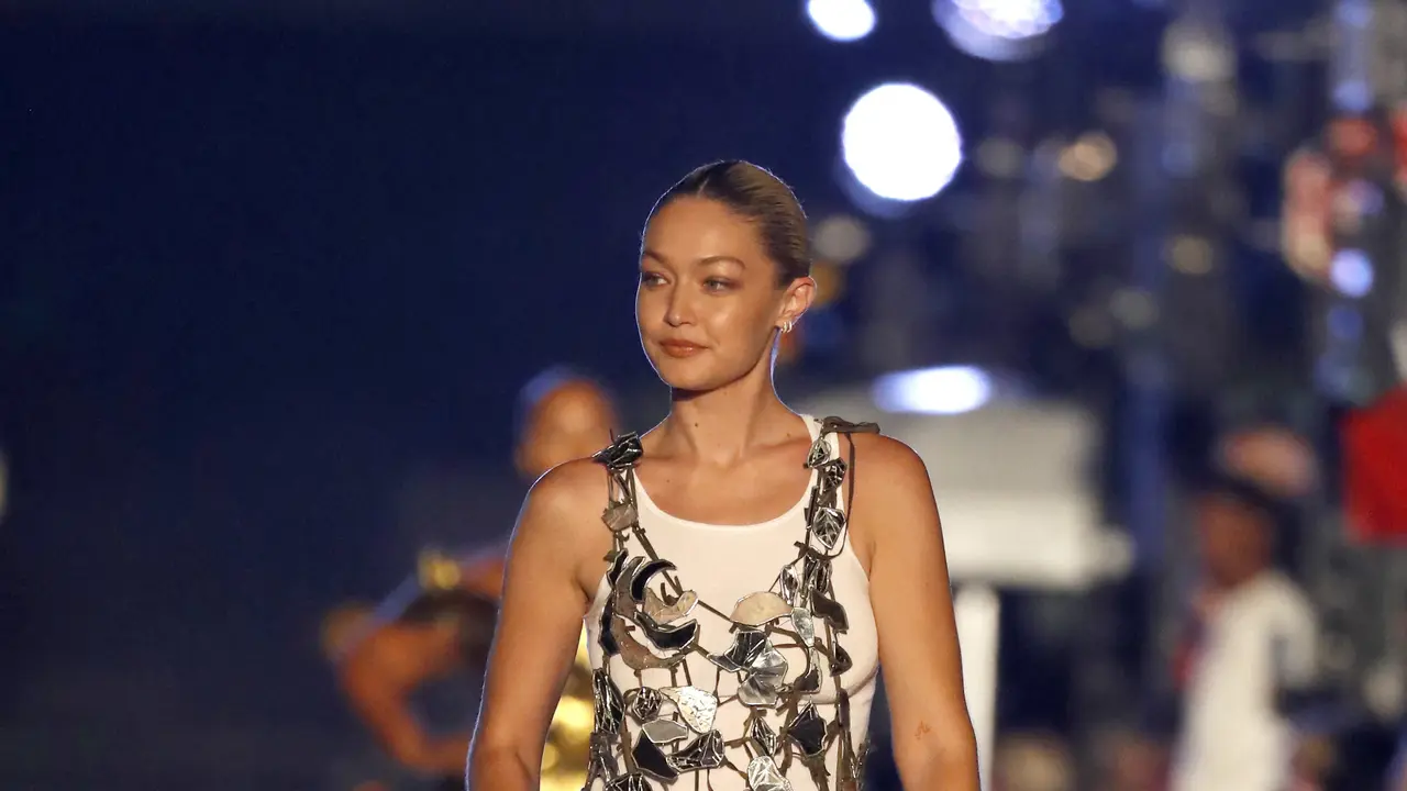 Gaya Gigi Hadid yang Curi Perhatian di New York Fashion Week 2022